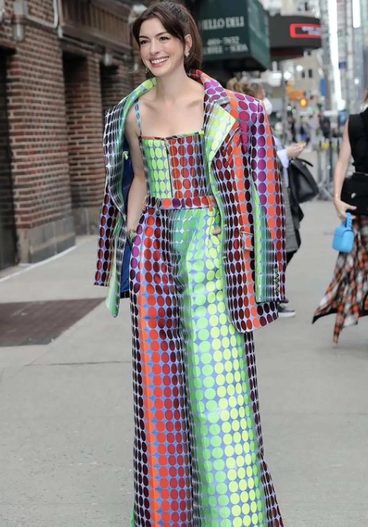 النجمة أن هاثوي ترتدي طقماً ملوناً