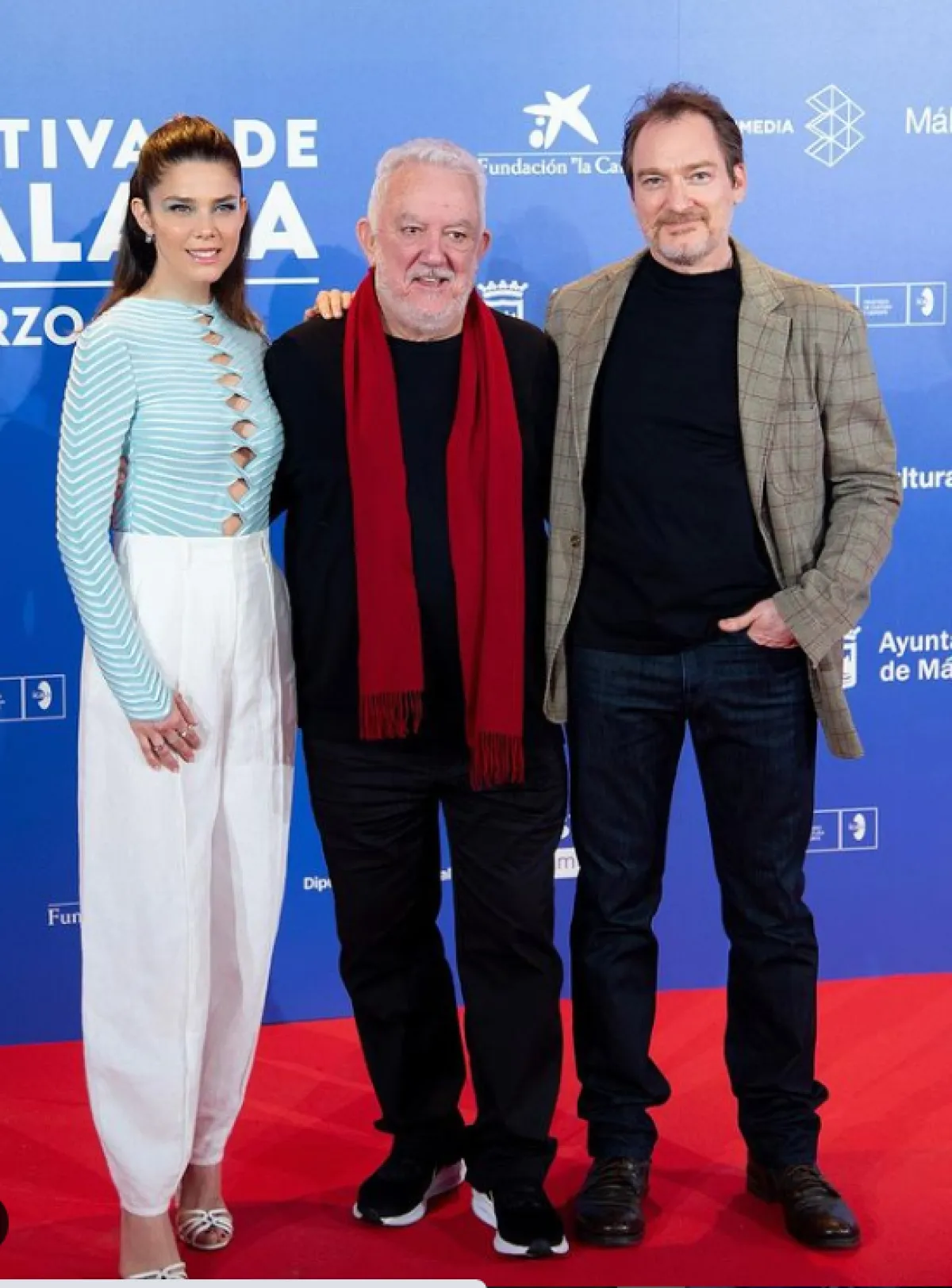 جوانا أكوستا في سروال ابيض 