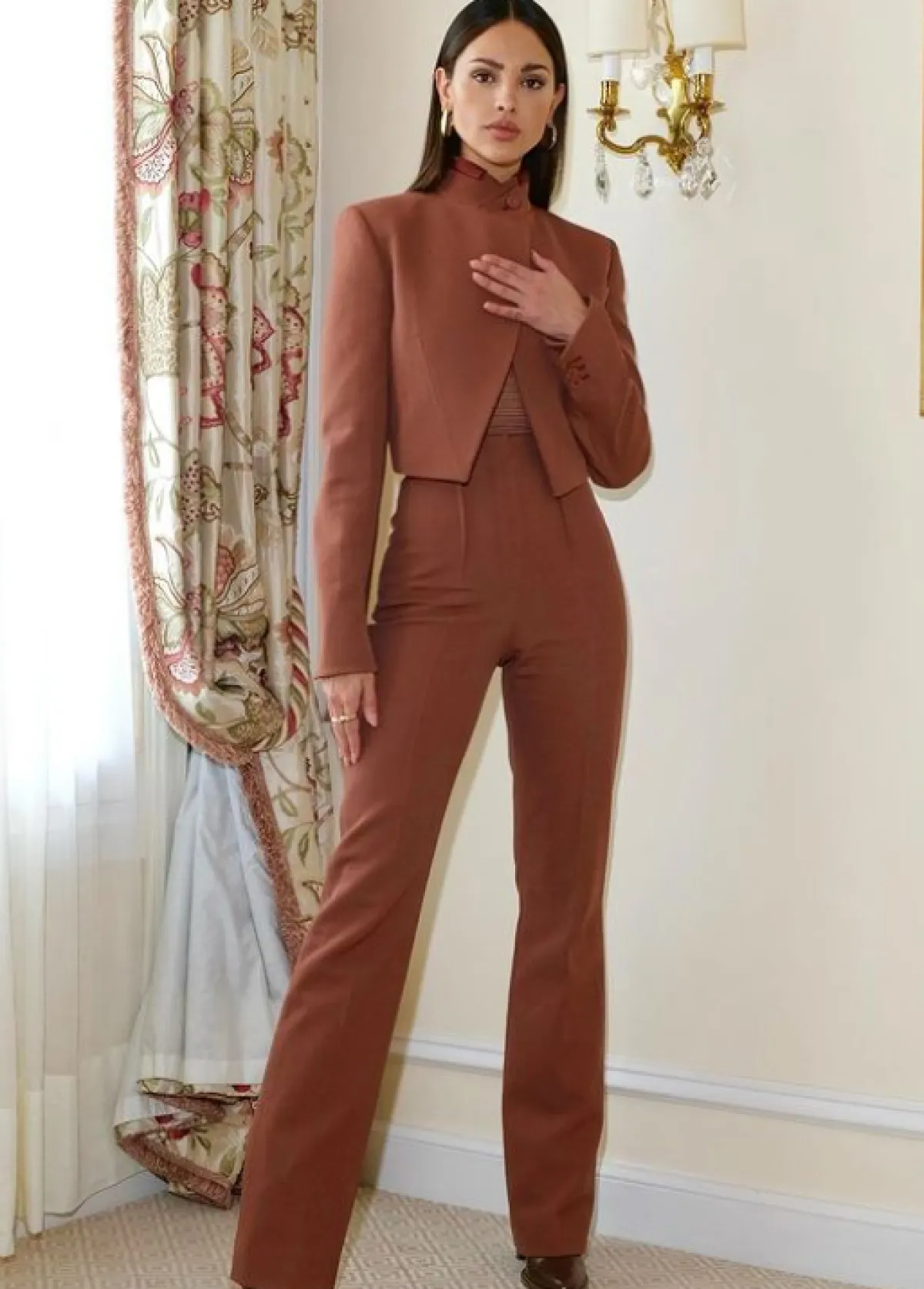 إيزا غونزاليس ترتدي بدلة بنية