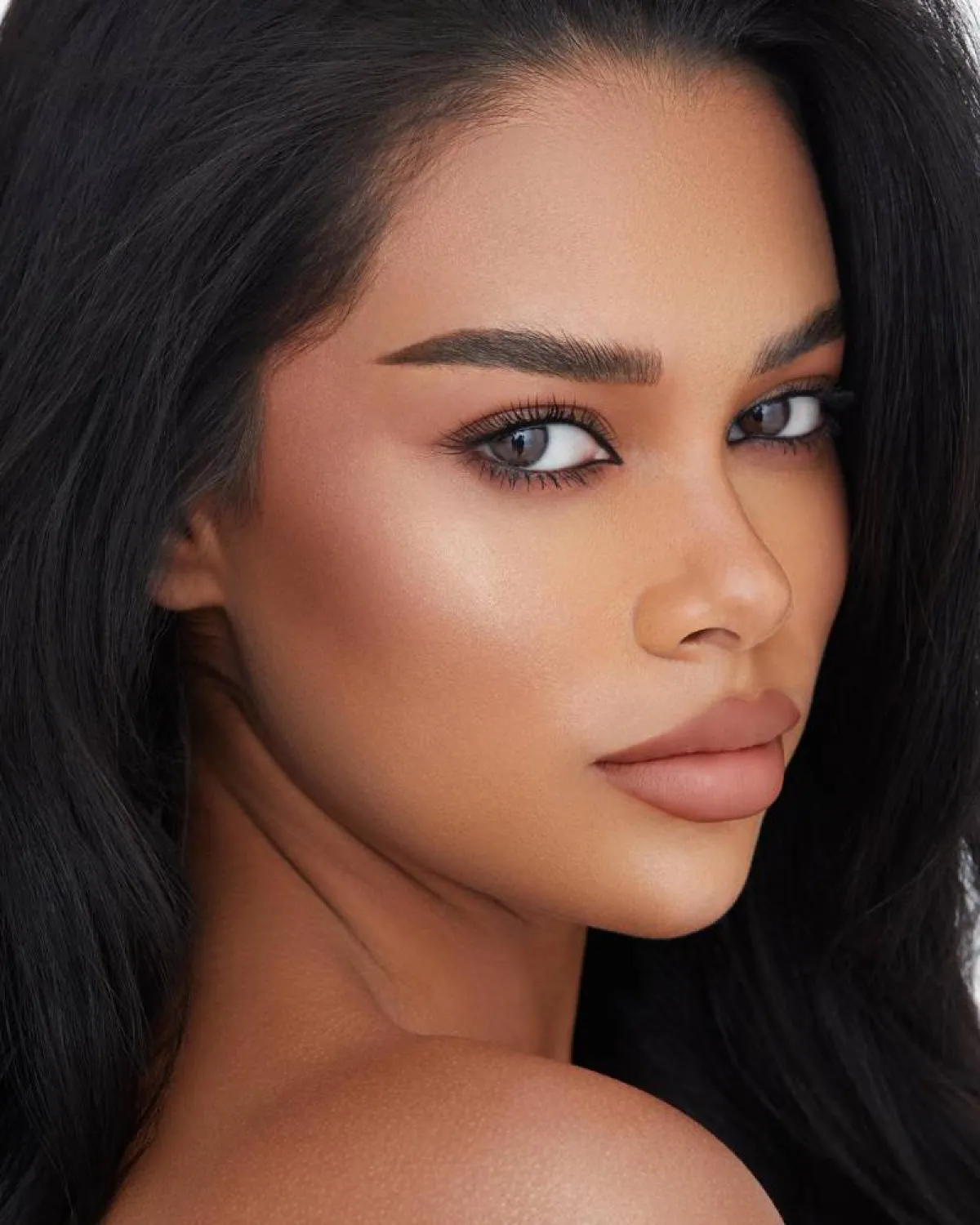 طريقة رسم مدمع العين بالأيلاينر 