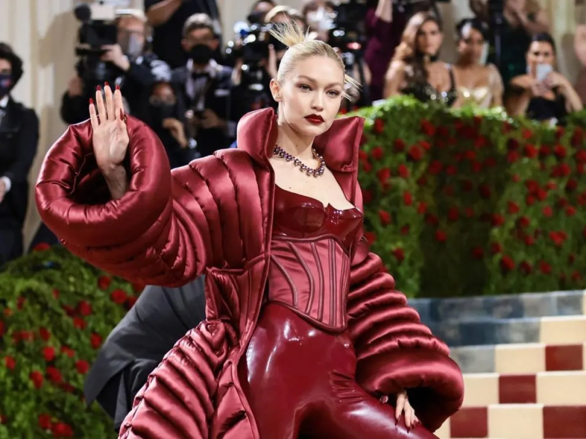 إطلالة جيجي حديد في  Met Gala 2022