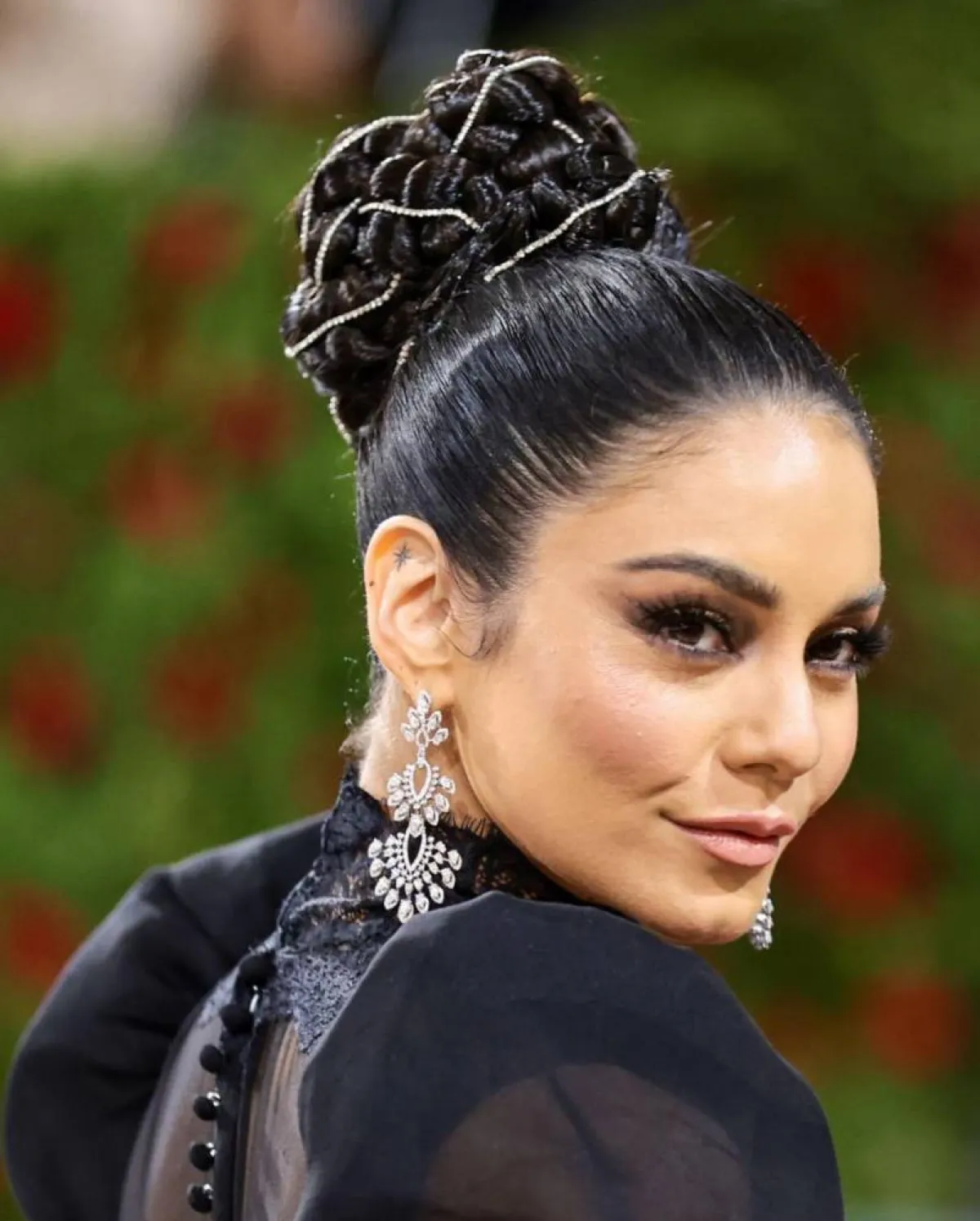 إطلالة فانيسا هادجنز في  Met Gala 2022