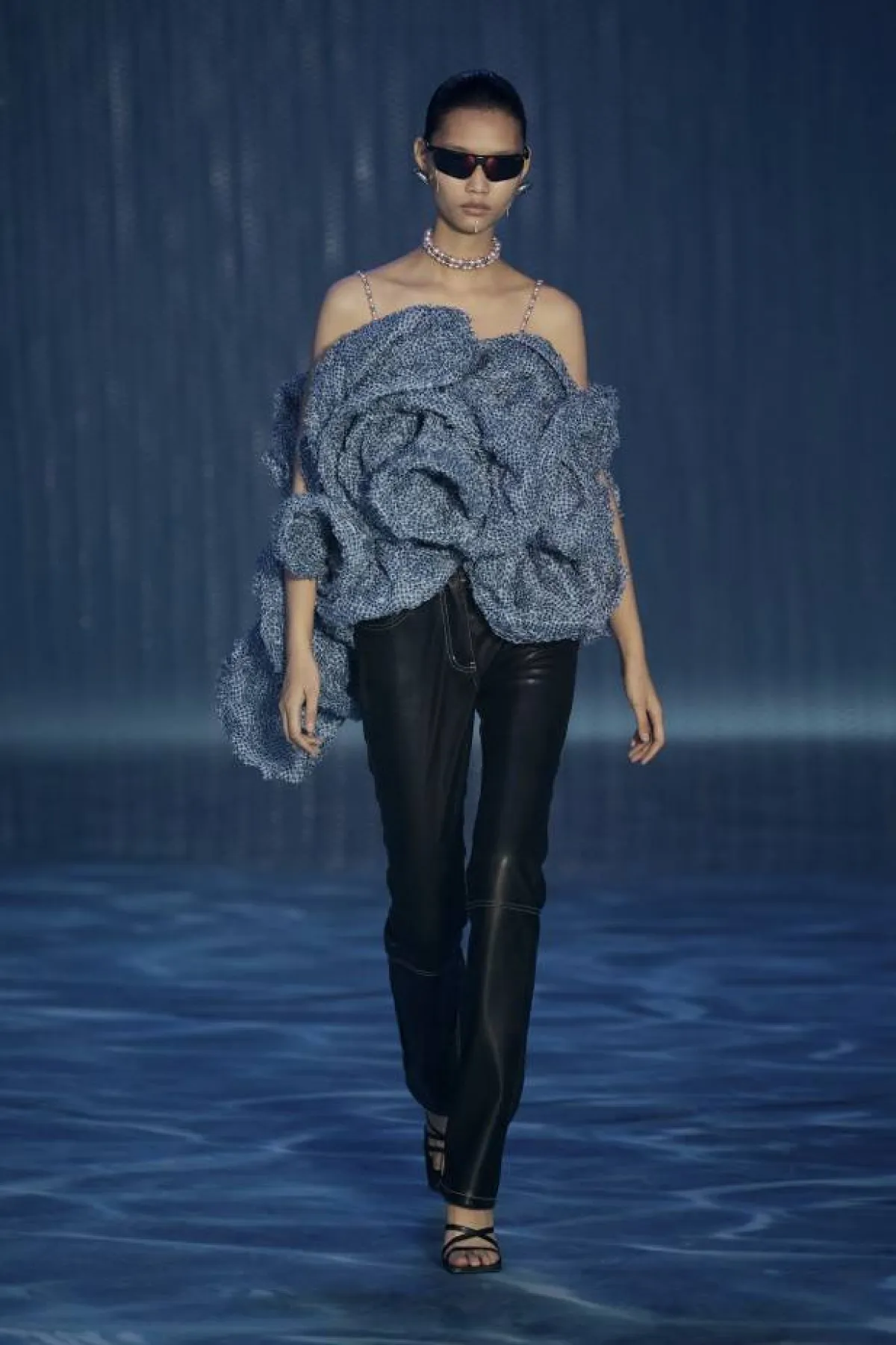 بلوزة تزدان بالكشاكش مع سروال من سيبي سيريز