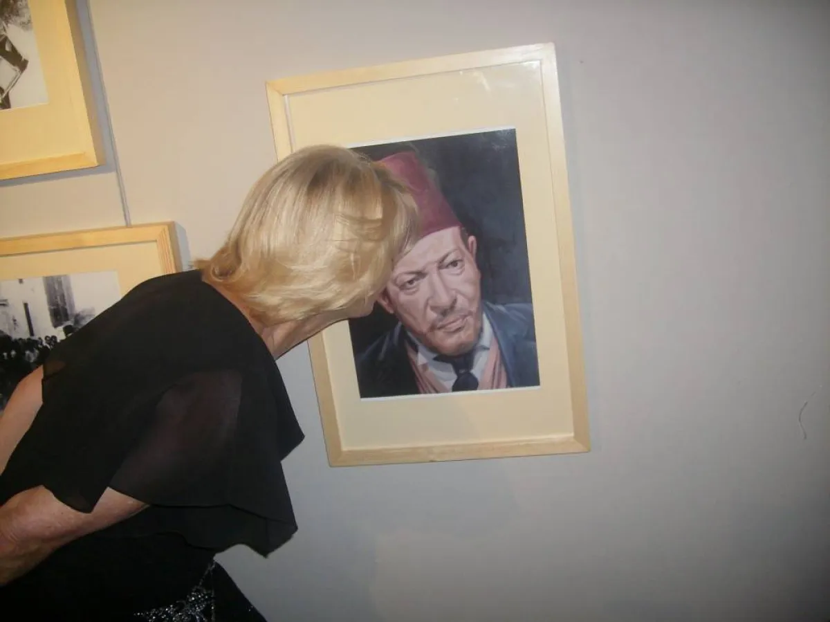 نجيب الريحاني وابنته تقبل صورته - الصورة من حسابها على فيس بوك