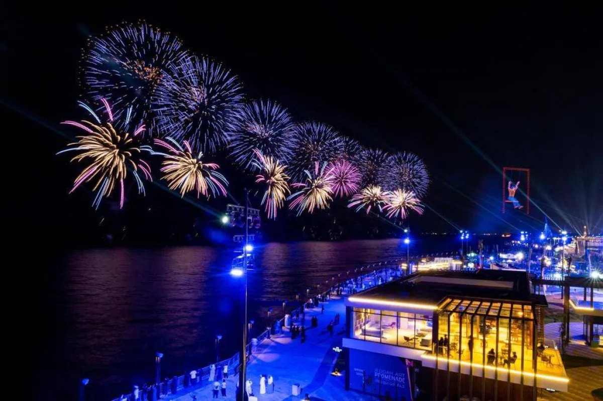 زوار موسم جدة يوثقون عروض الألعاب النارية بكاميراتهم الشخصية