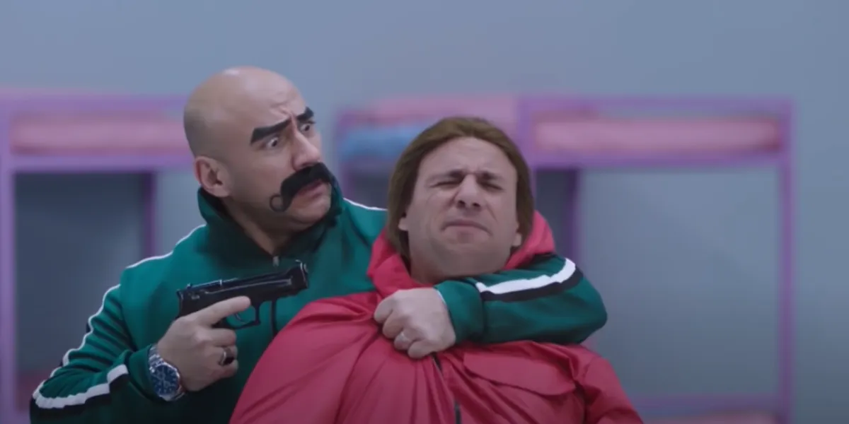 أحمد مكي وشخصية جوني في وقت واحد - الصورة من حساب شاشة أون على يوتيوب