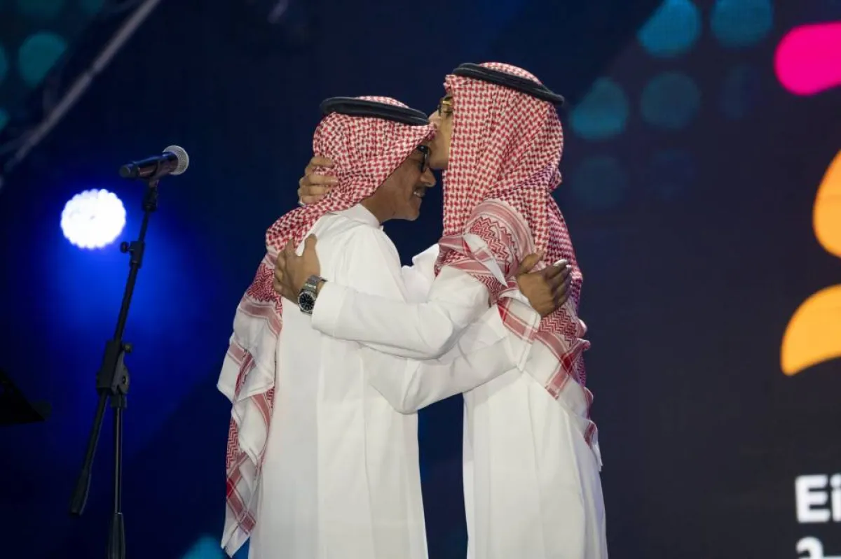 رابح صقر وابنه على مسرح في جدة - الصورة من حساب روتانا على تويتر