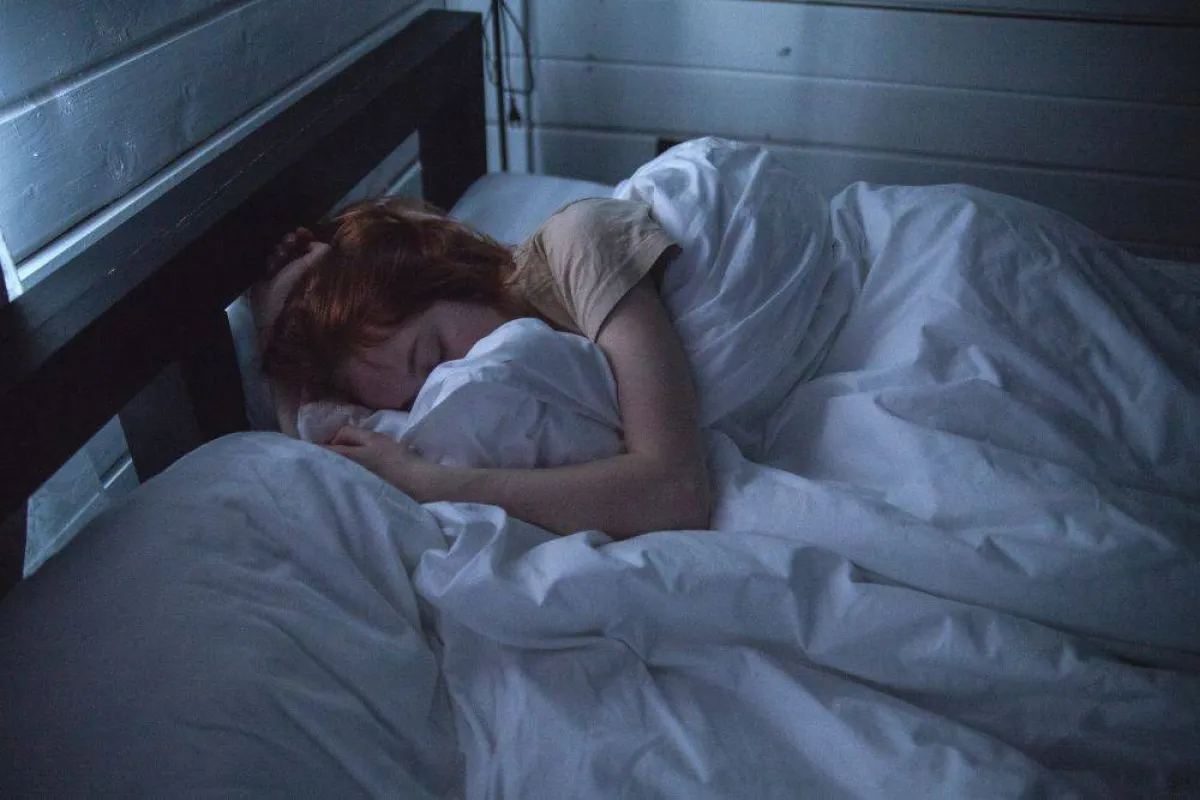 pexels تظهر الصورة فتاة نائمة مصدر الصورة الموقع المجاني  بيكسلز