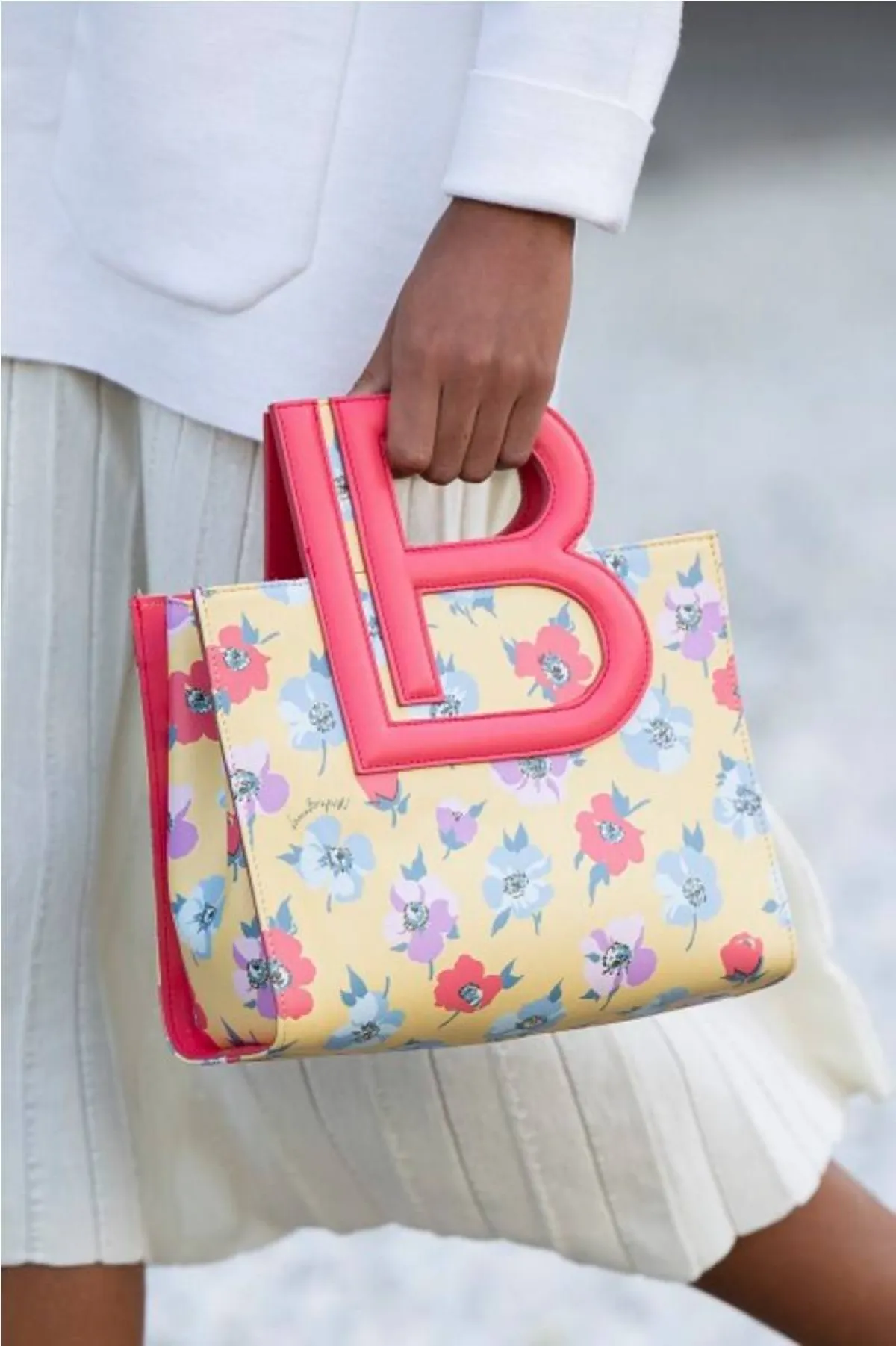 موديلات حقائب مطبعة بالأزهار والرسوم من صيف 2022 من لورا بياغيوتي  Laura Biagiotti