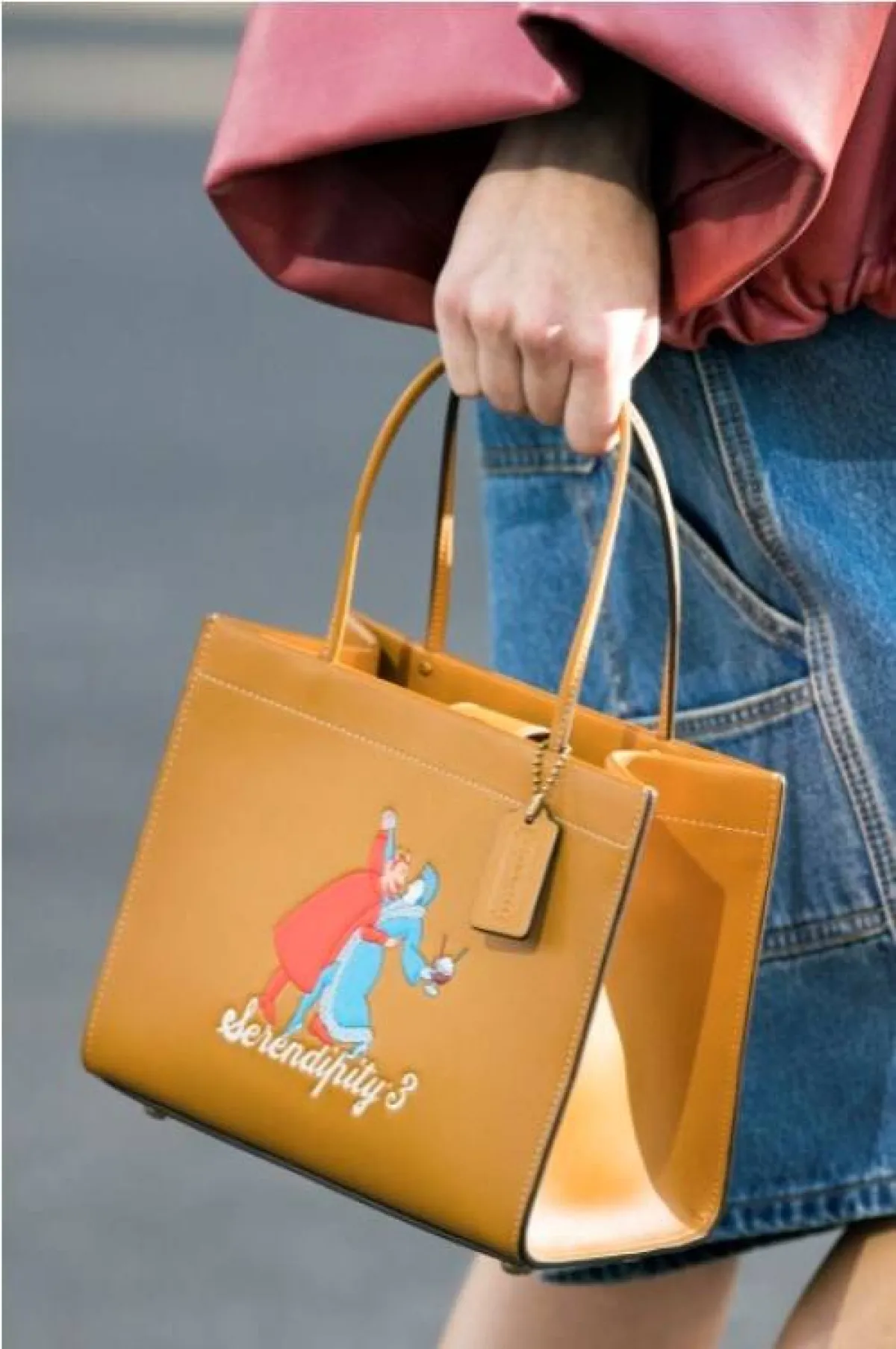 حقيبة مزيّنة بالرسوم من كوتش  Coach