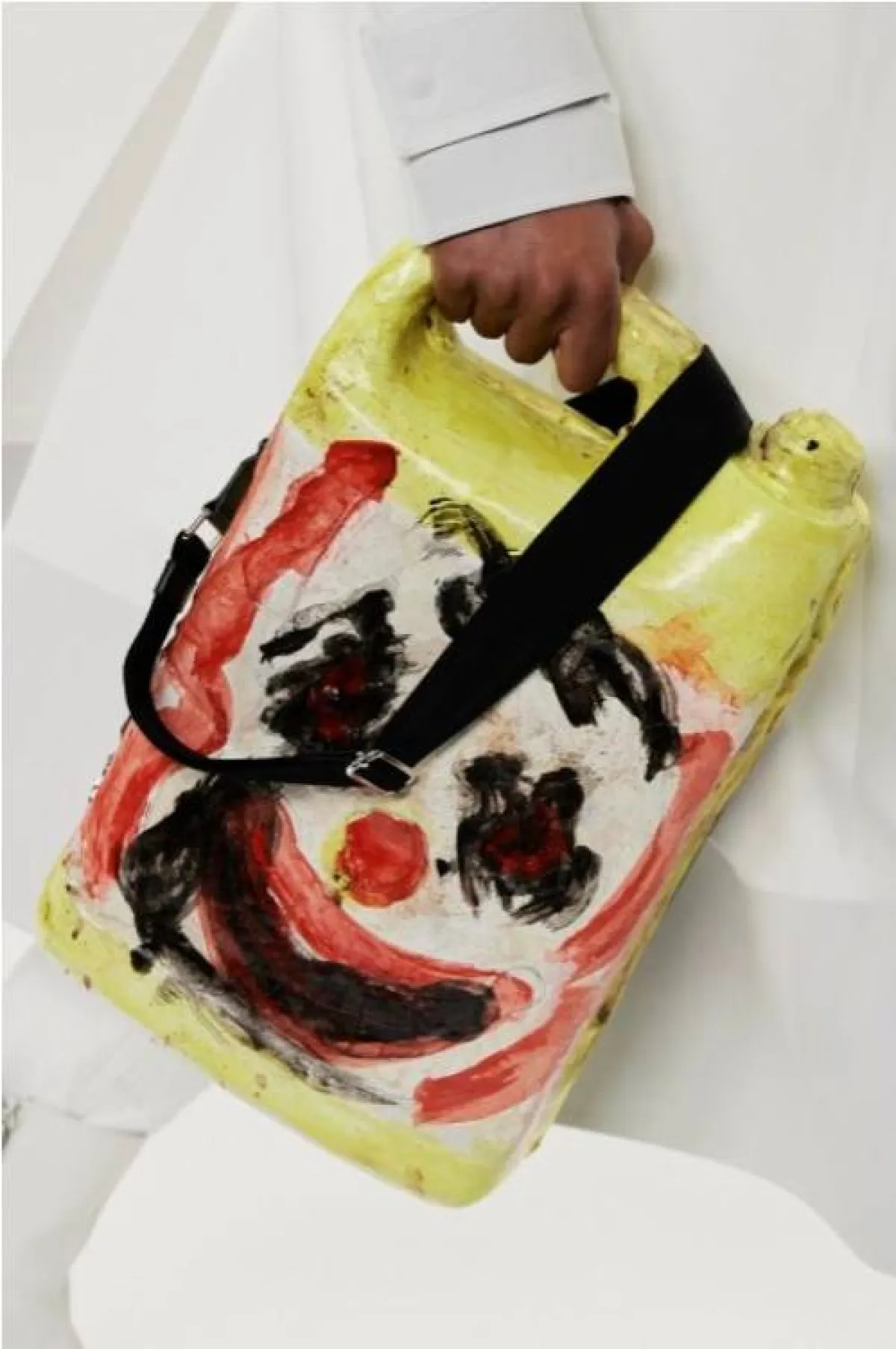 حقيبة مزيّنة بالرسوم من جيفنشي  Givenchy