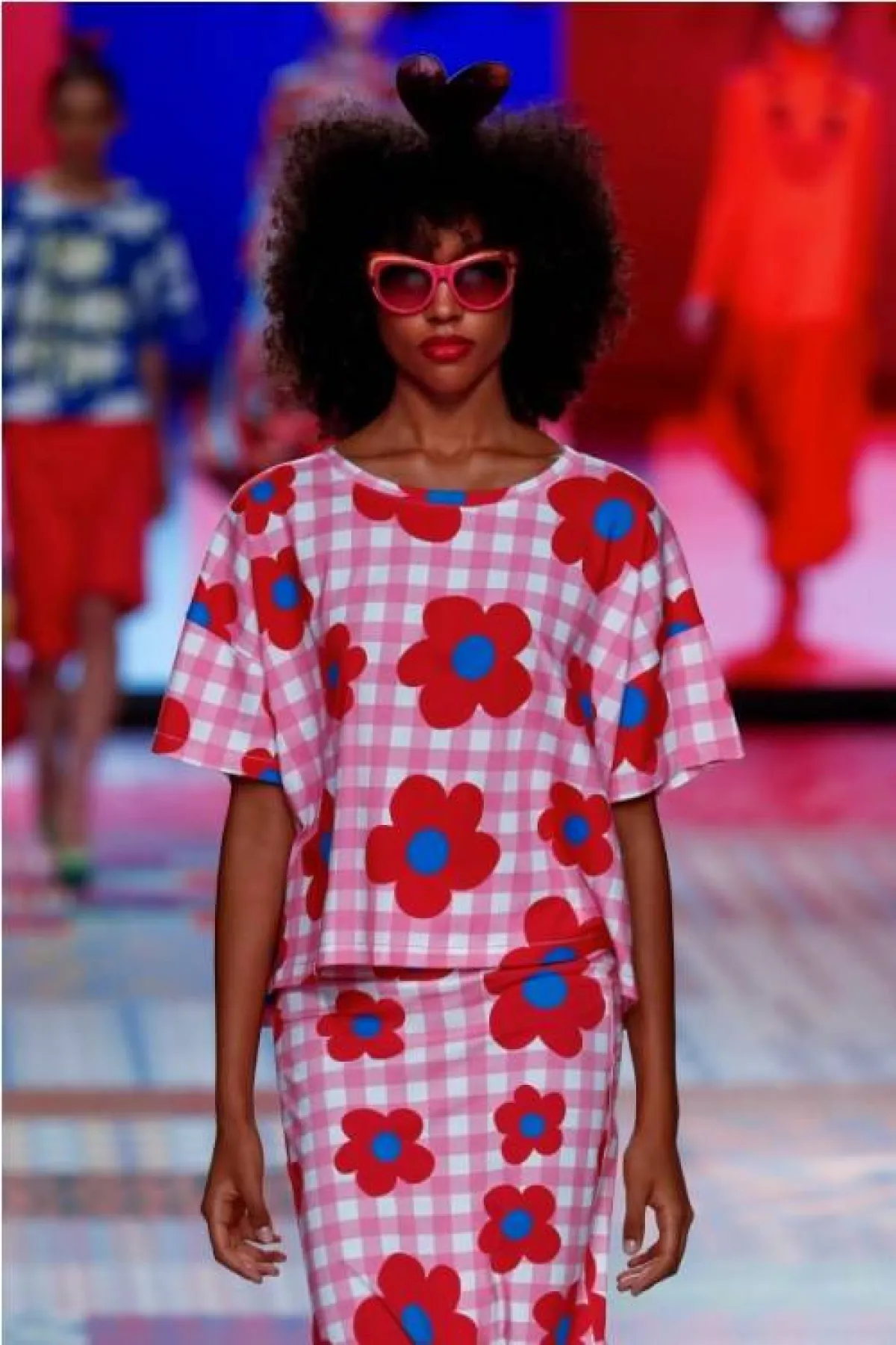 فستان مزيّن بالورود من أغاثا رويز دو لا برادا  Agatha Ruiz De La  Prada