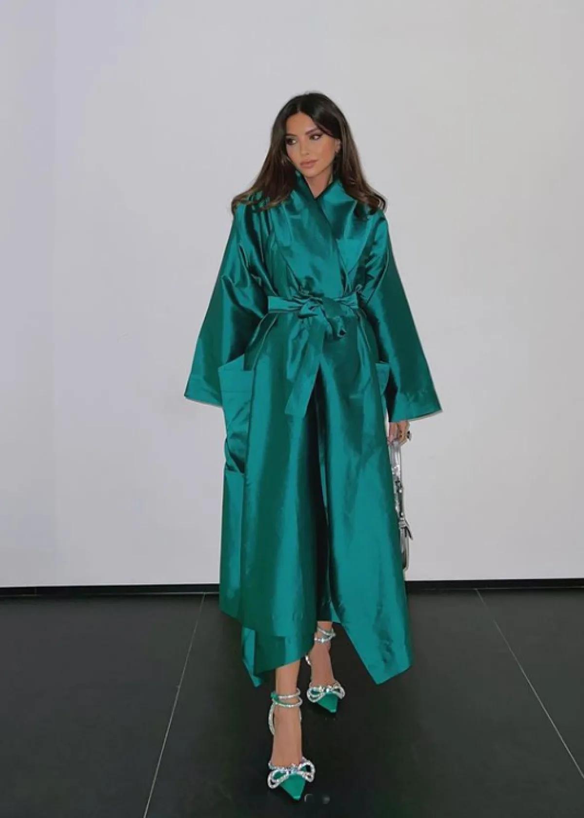 ناتالي فنج ترتدي الفستان المعطف