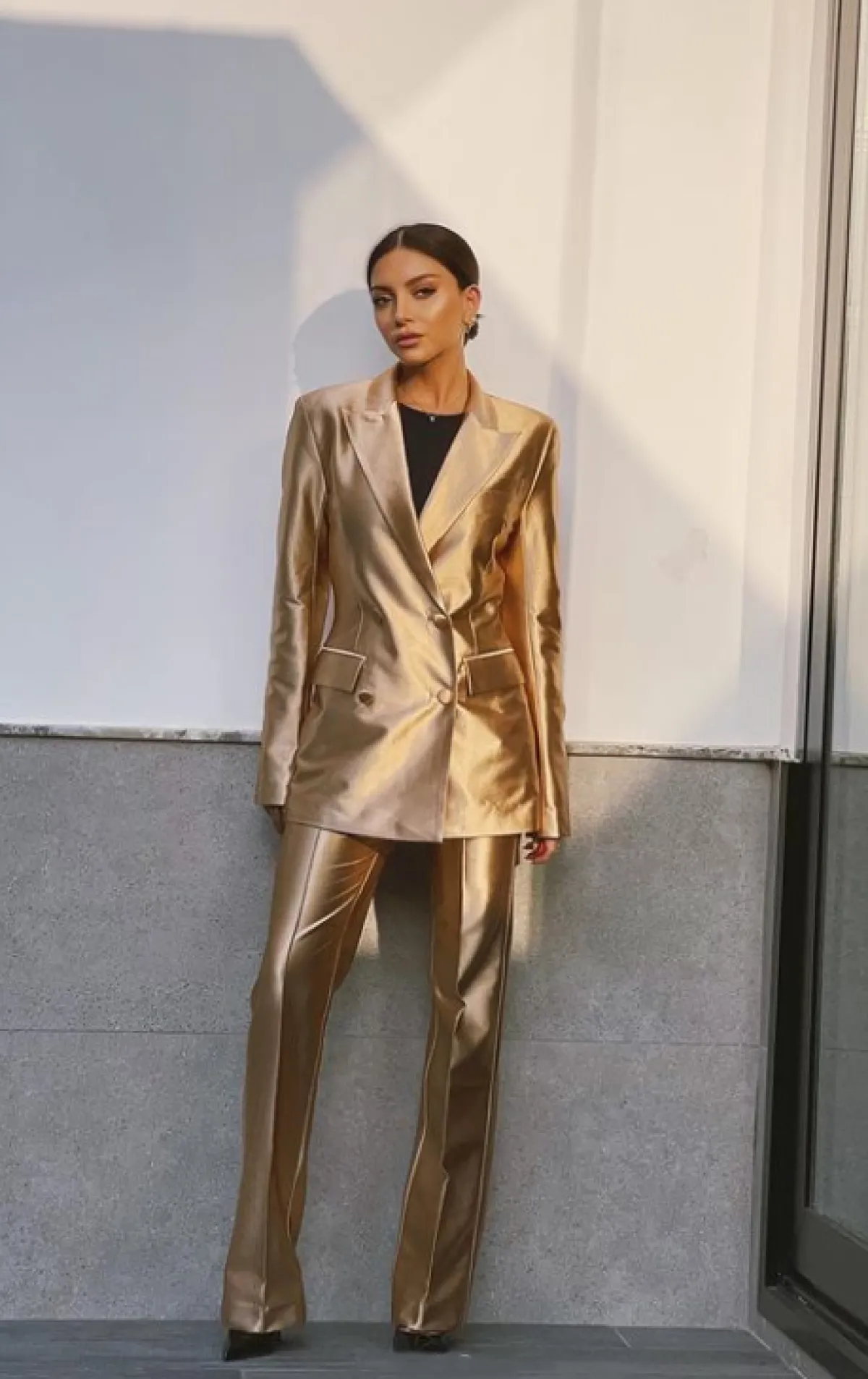 ناتالي فنج ترتدي البدلة اللاميه