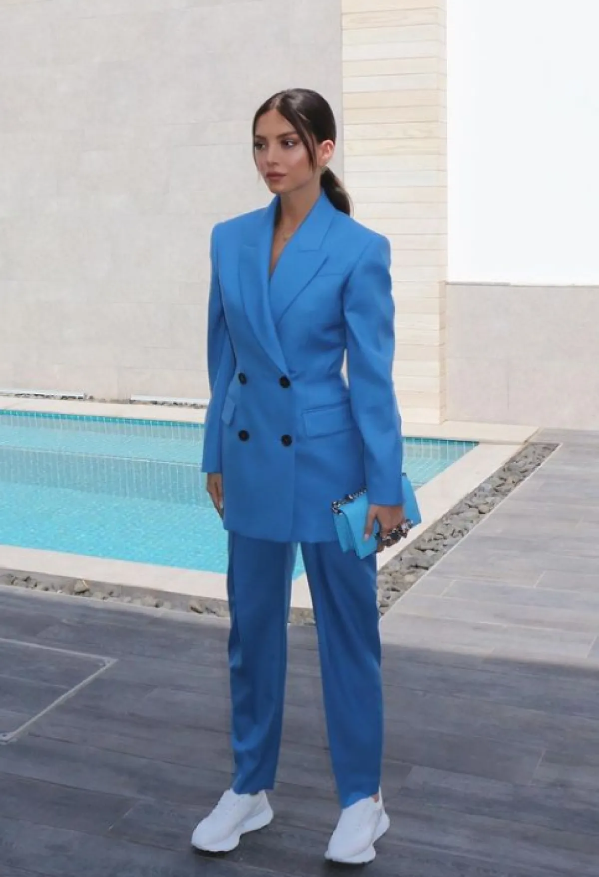 ناتالي فنج ترتدي البدلة الزرقاء 