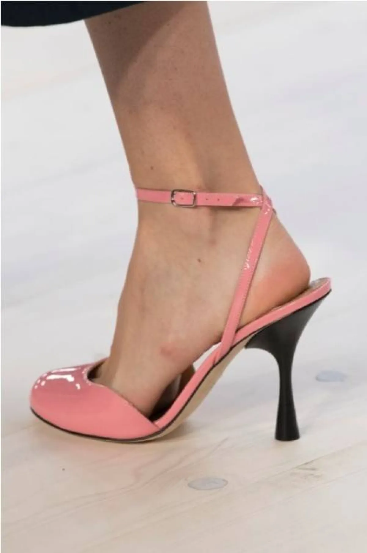 صندل بكعب باللون الزهري من لوي  Loewe