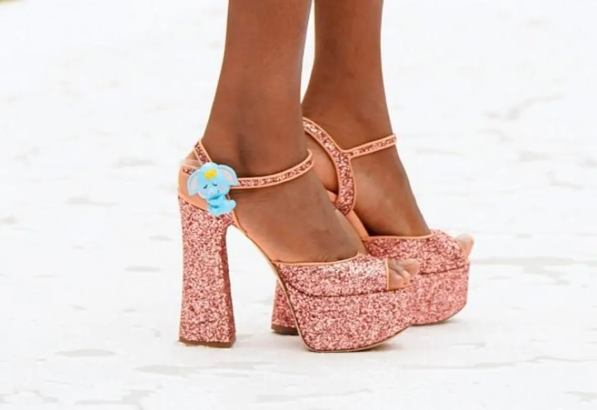 صندل بكعب باللون الزهري من موسكينو  Moschino