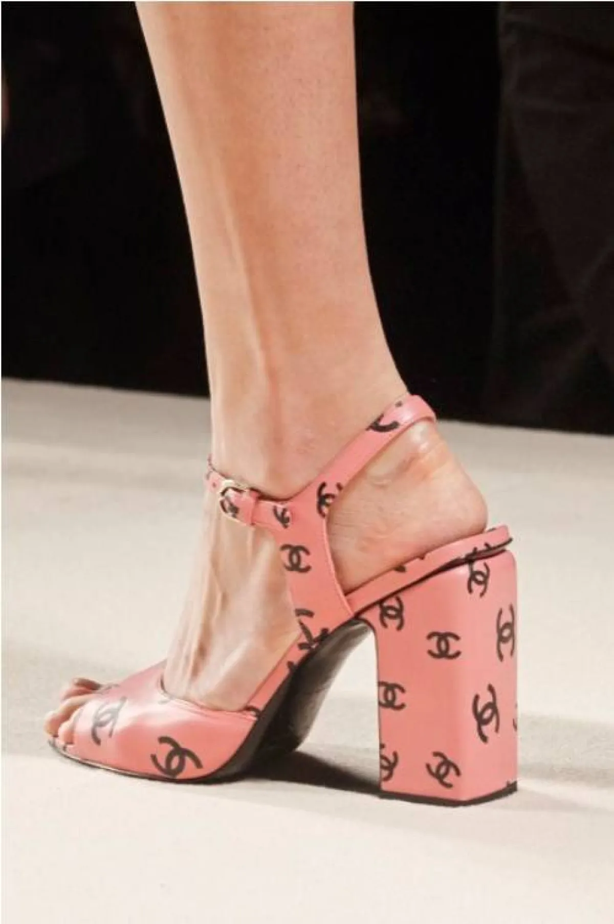 صندل بكعب باللون الزهري من شانيل  Chanel