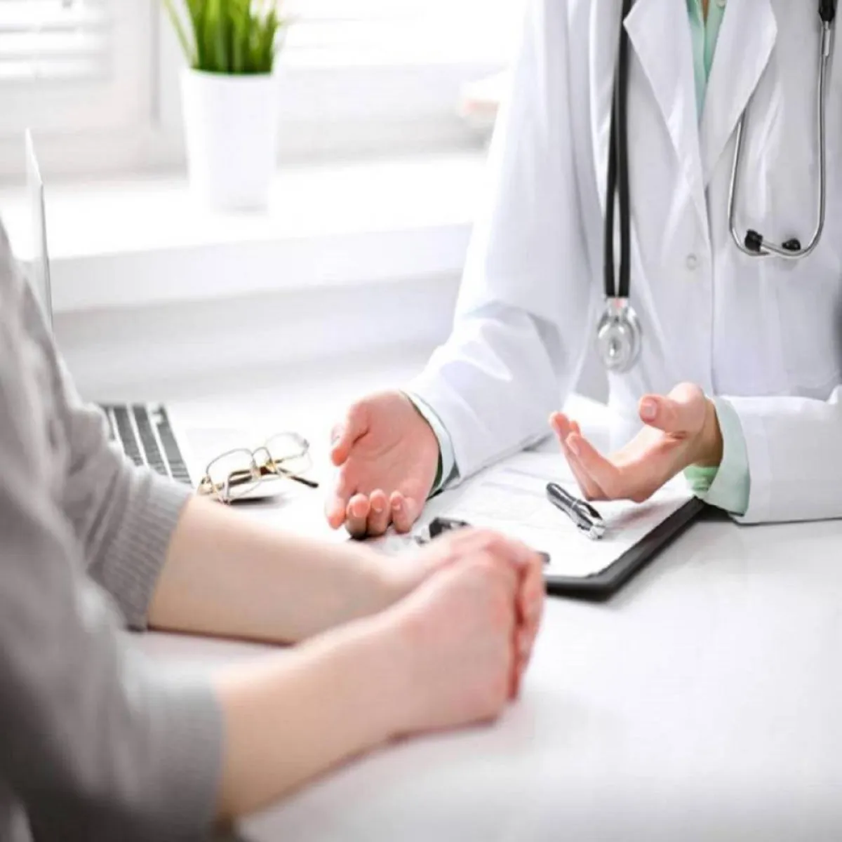 صورة لطبيب وحامل