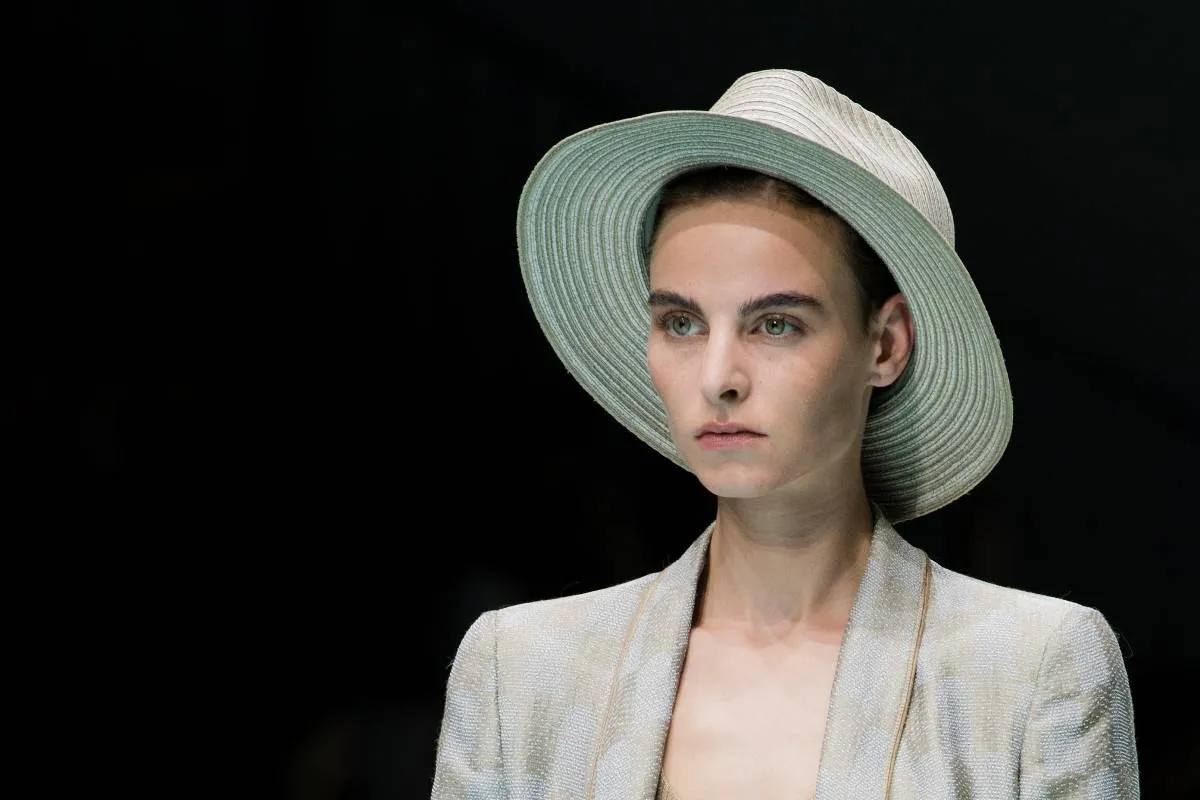 قبعات بألوان منعشة