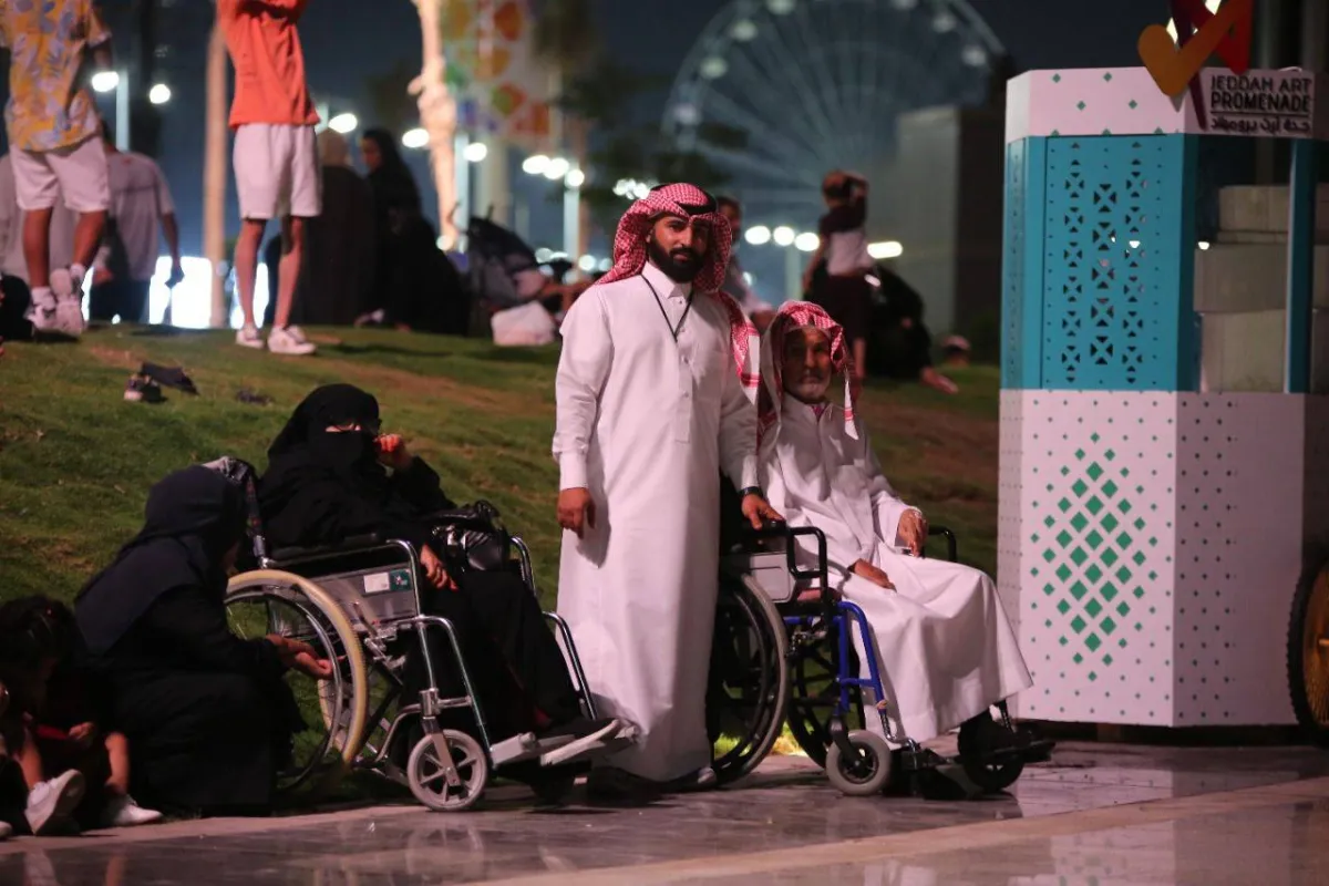 موسم جدة يرسم الفرحة على وجه كبار السن والأطفال وأسرهم