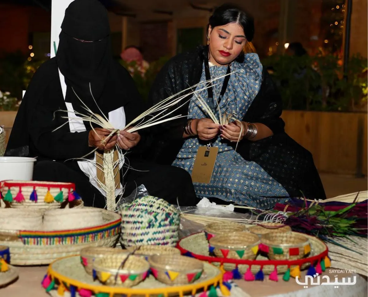 الحرفية زهور ناصر الدوسري و سارة عبد الرحمن الجهني، فنانة تشكيلية، وطالبة مختصة في بناء الطين التقليدي
