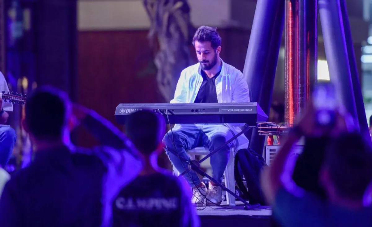 مواهب فنية يتفاعل معها زوار الموسم