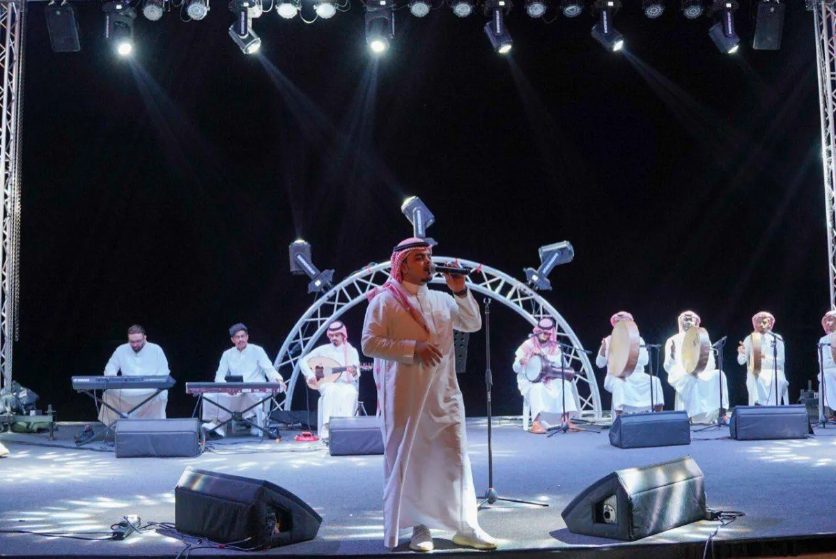 مواهب فنية يتفاعل معها زوار الموسم