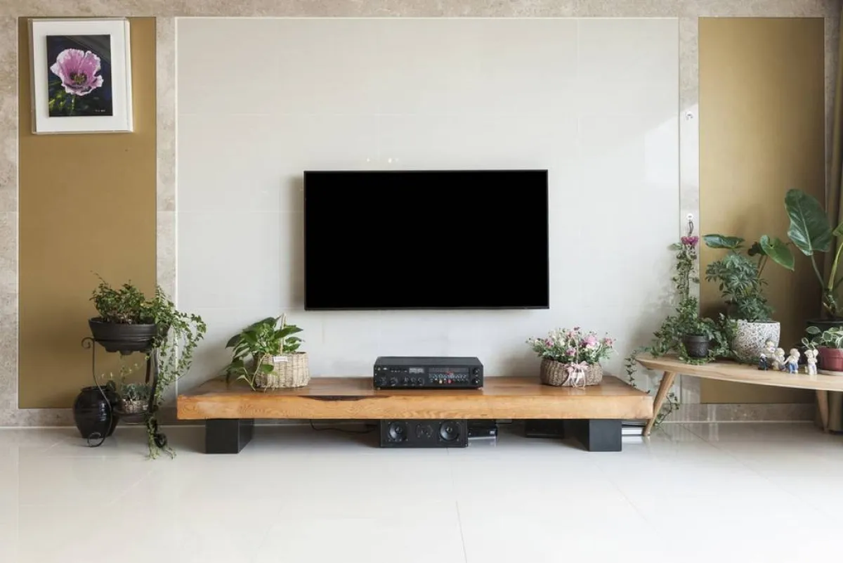 إطار منفّذ من السيراميك خلف التلفزيون