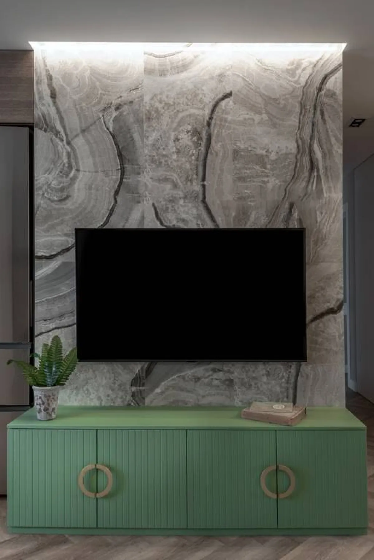 قد يُكسى الجدار خلف التلفاز بالسيراميك 