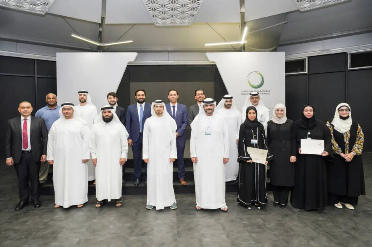 كهرباء ومياه دبي تنظم احتفالية لتكريم خريجي برنامج "المدرب التنفيذي" للرشاقة المؤسسية - الصورة من "وام"
