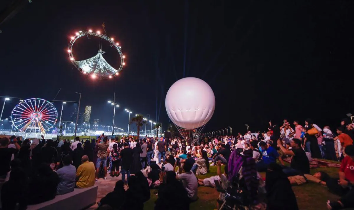 انجذاب الزوار للعازفة المعلقة