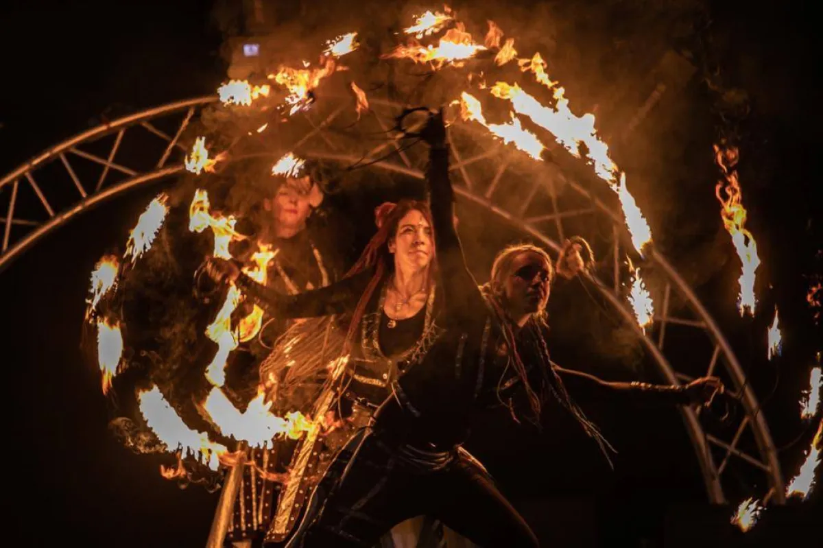 الفرق الاستعراضية تحول جدة آرت لكرنفال من الفرح