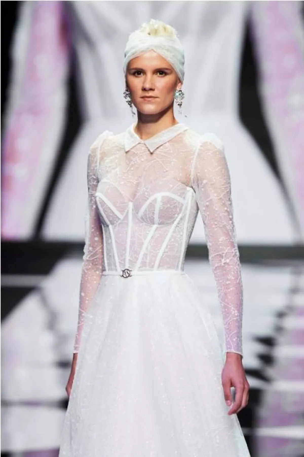 فستان زفاف بأكمام من أغنياسزكا سوياتلي  Agnieszka  Swiatly