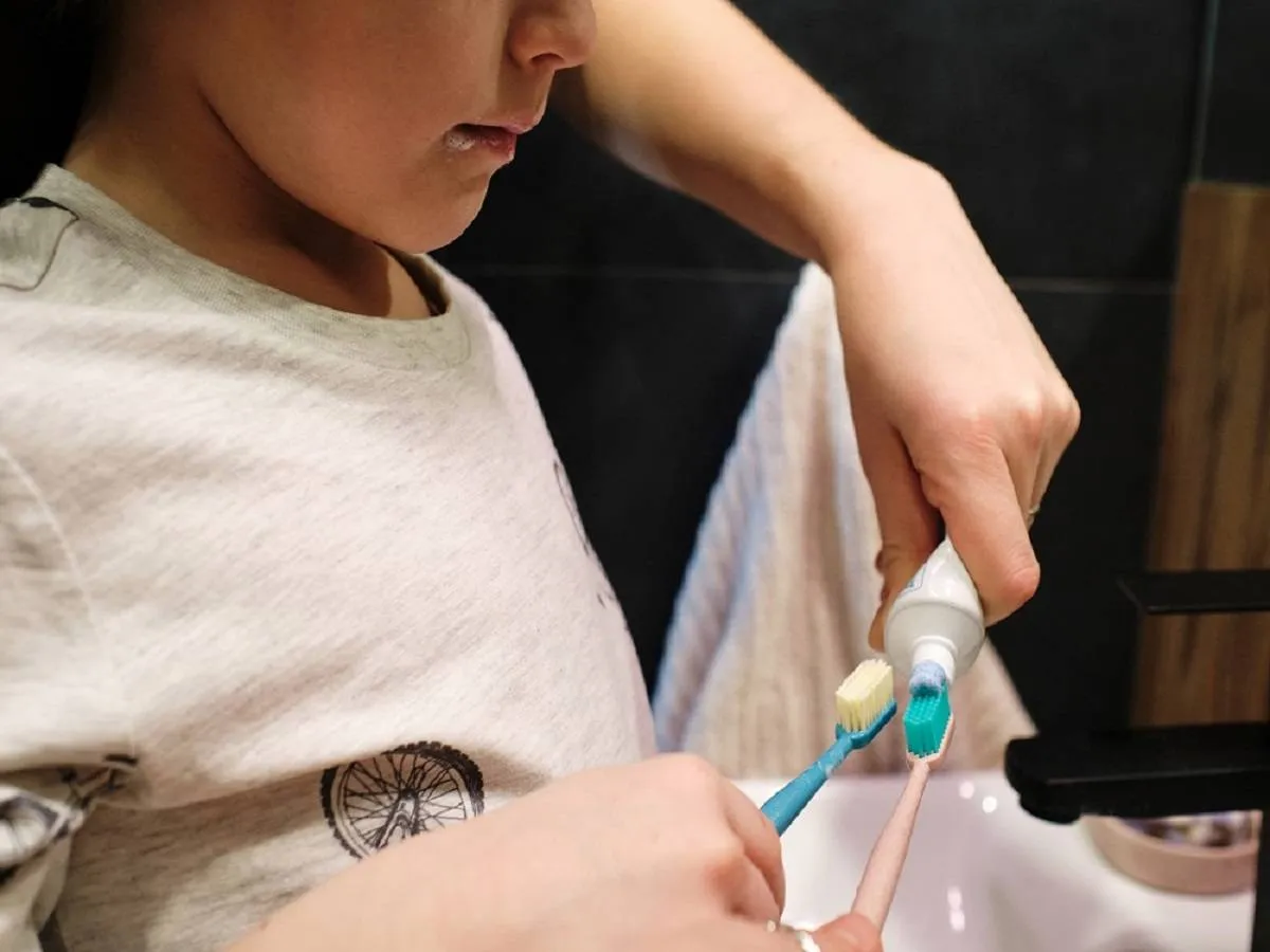 صورة لطفل ينظف أسنان بالفرشاة