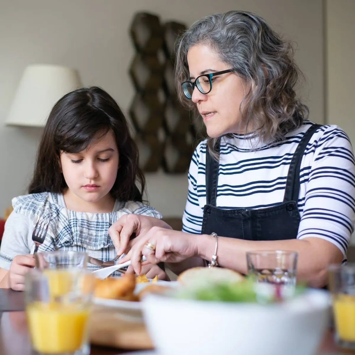 صورة لأم  وطفلتها