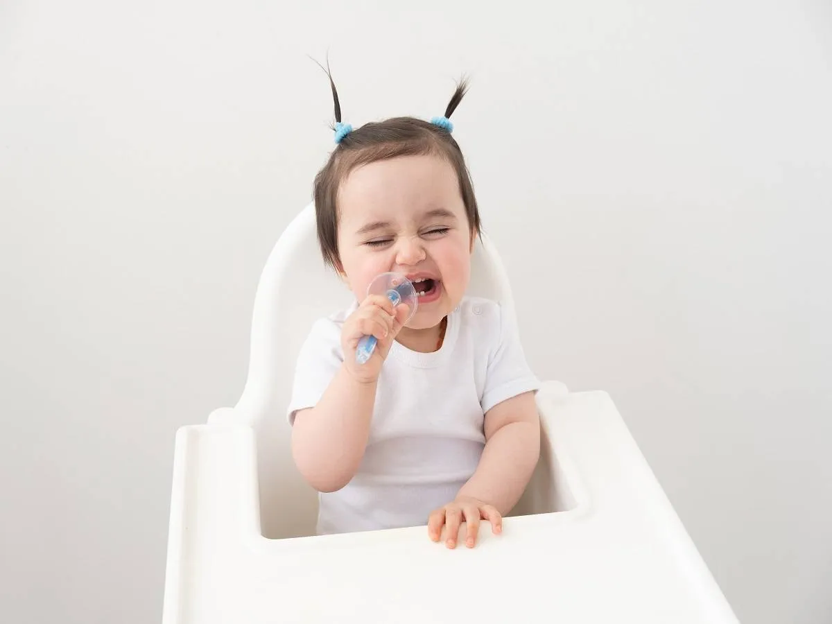 صورة لطفل يلعب بواسطة حلقات التسنين