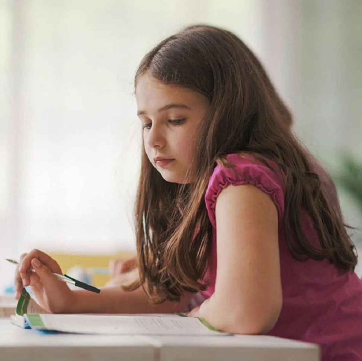 صورة لطفلة تذاكر