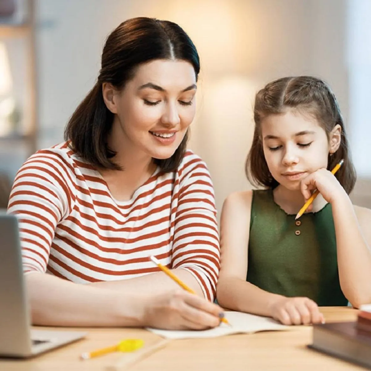 صورة لأم تذاكر مع ابنتها