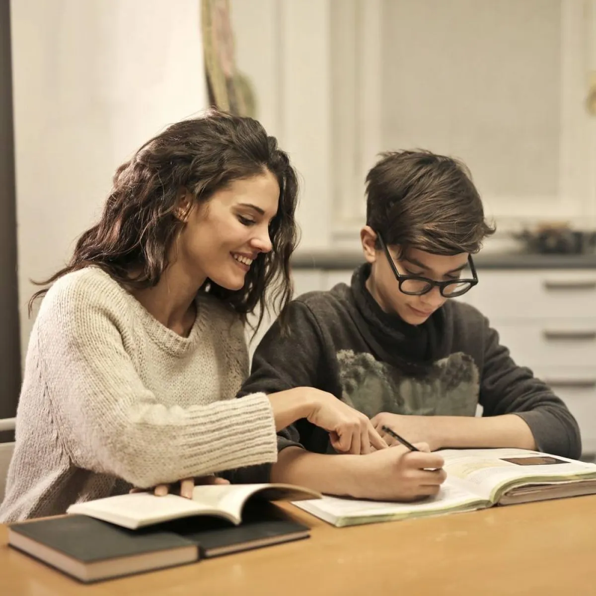 صورة لام تذاكر مع طفلها