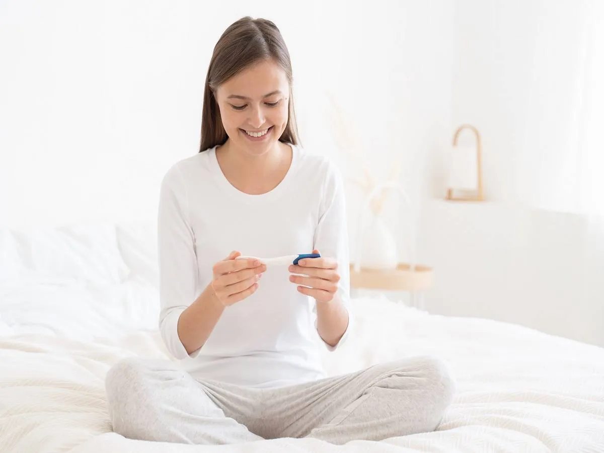 صورة لحامل سعيدة بنتيجة  اختبار الحمل المنزلي