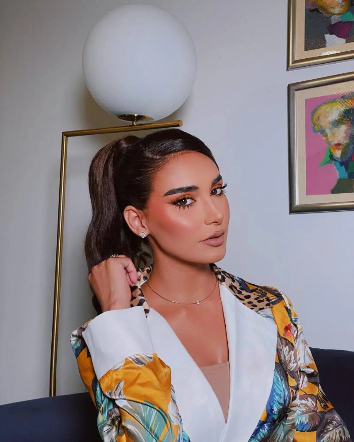 هند نزار بتسريحات شعر مرفوعة