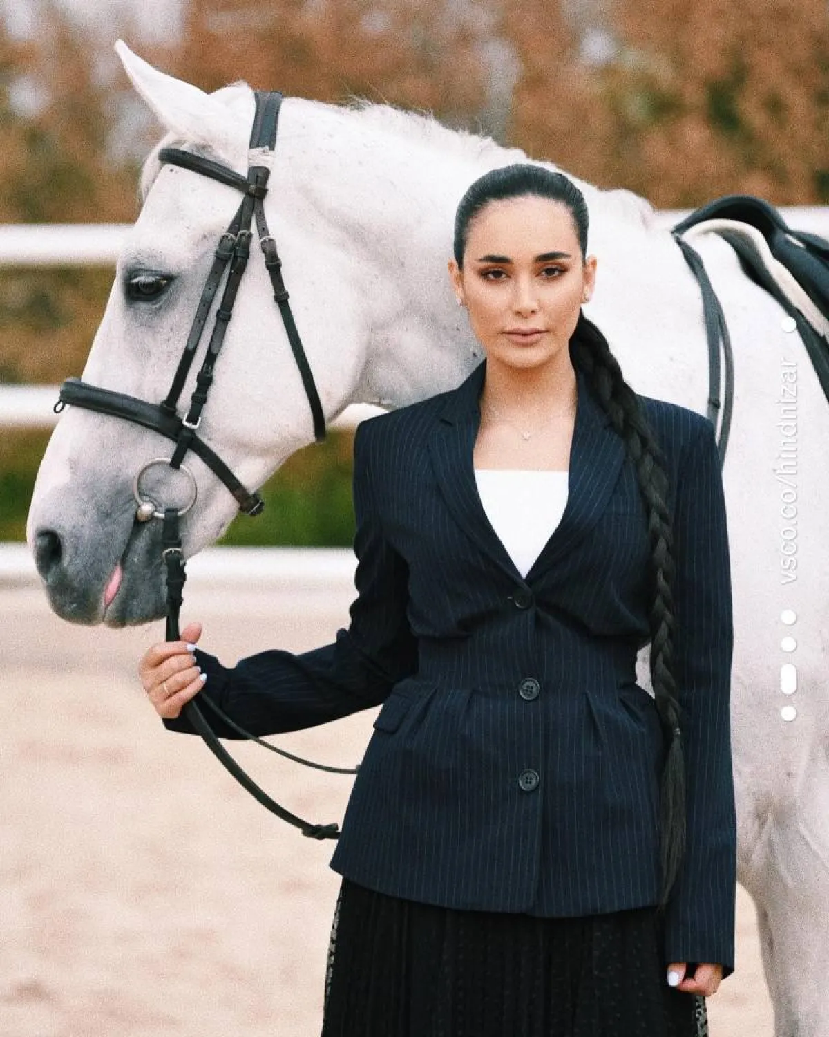 هند نزار بتسريحة ناعمة