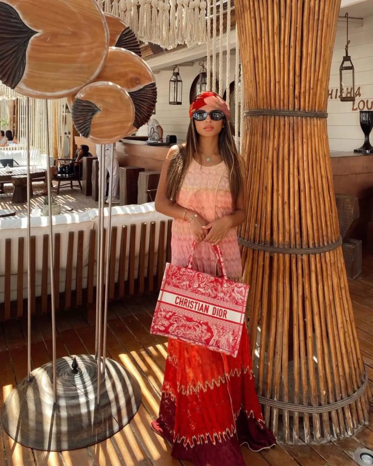 لما العقيل بفستان ملون 