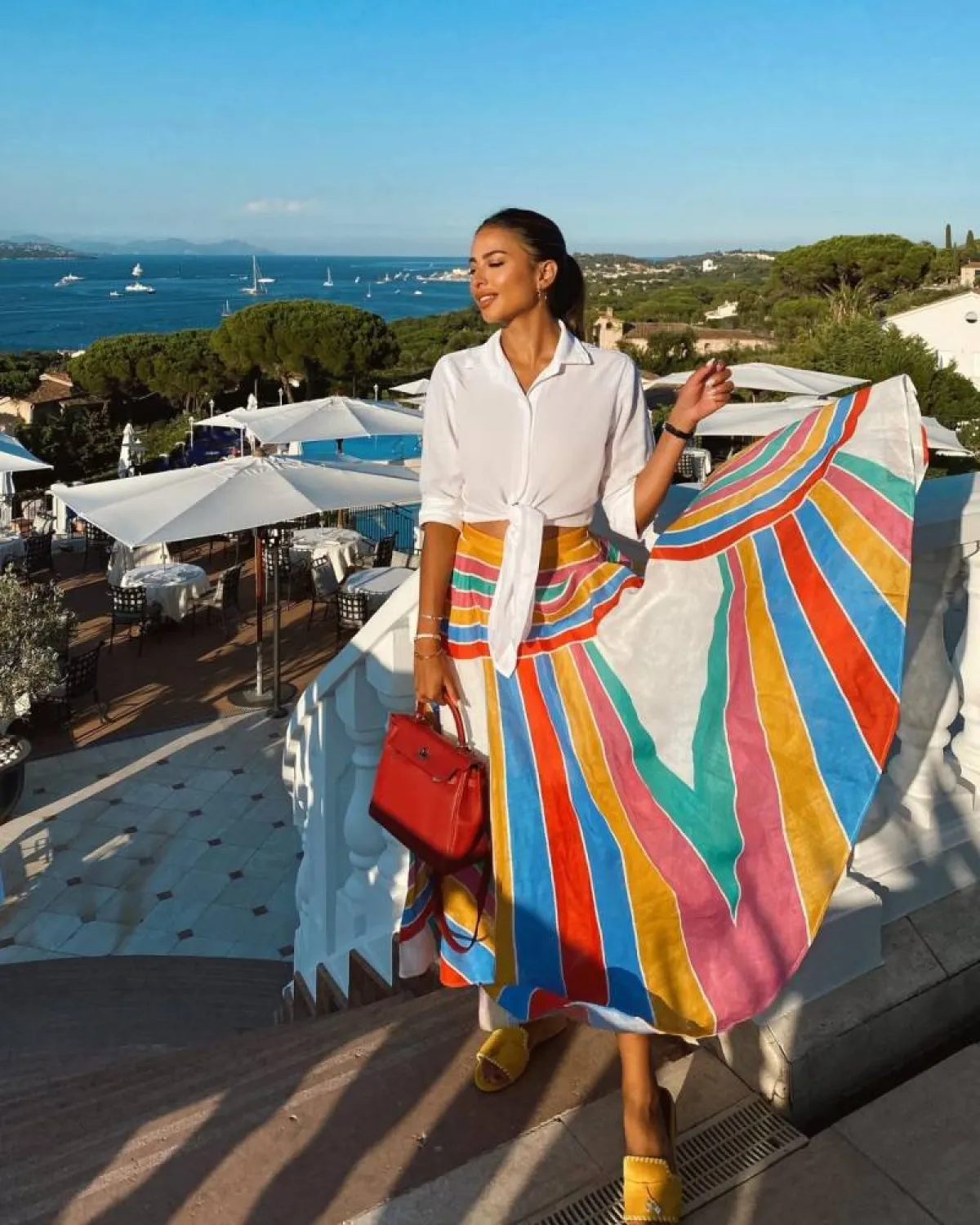 لما العقيل بتنورة ملونة 