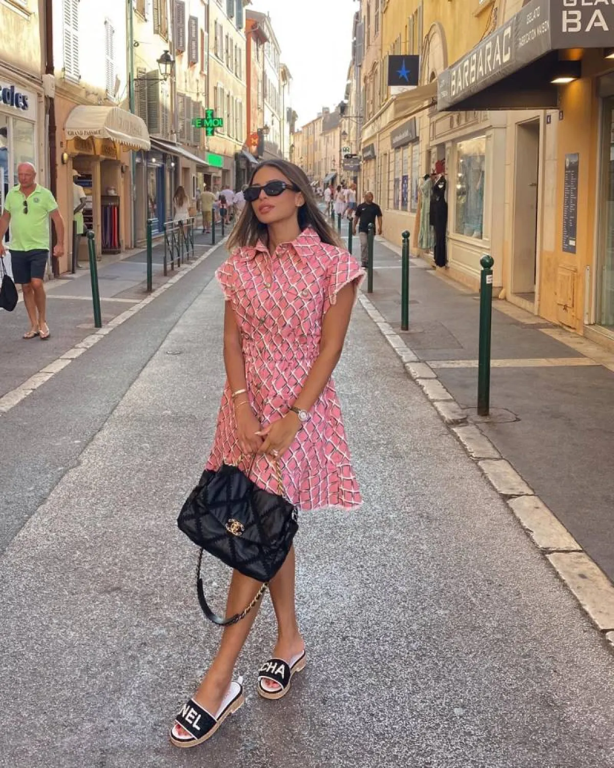 لما العقيل بفستان باللون الوردي 