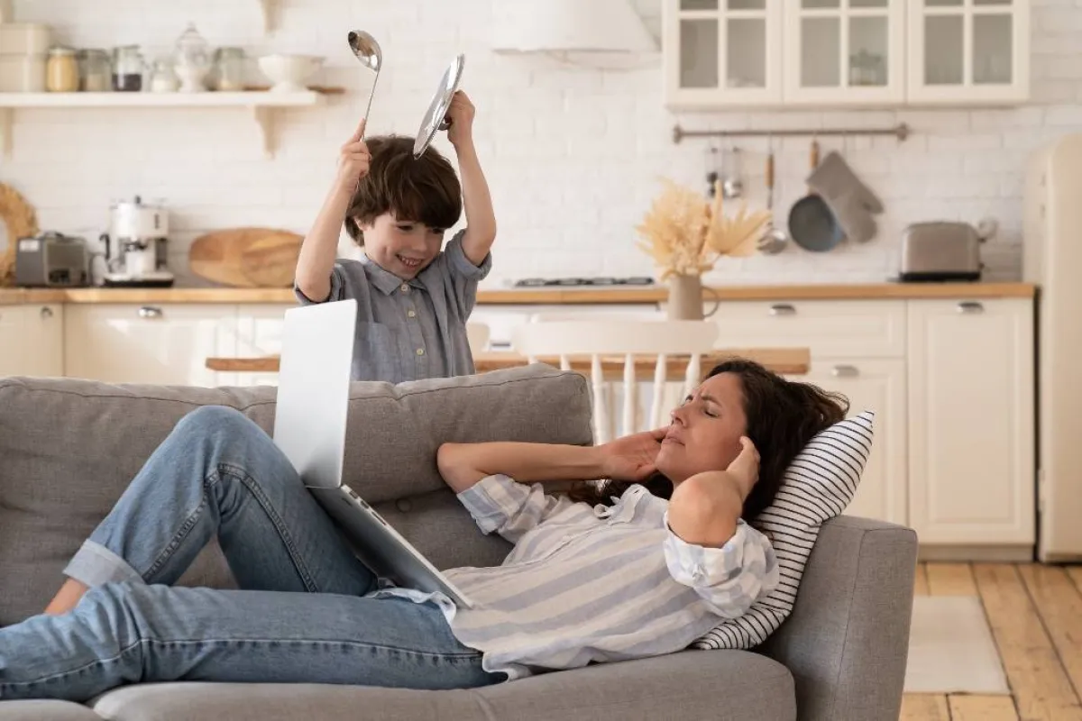 صورة لسلوك طفل مشاغب