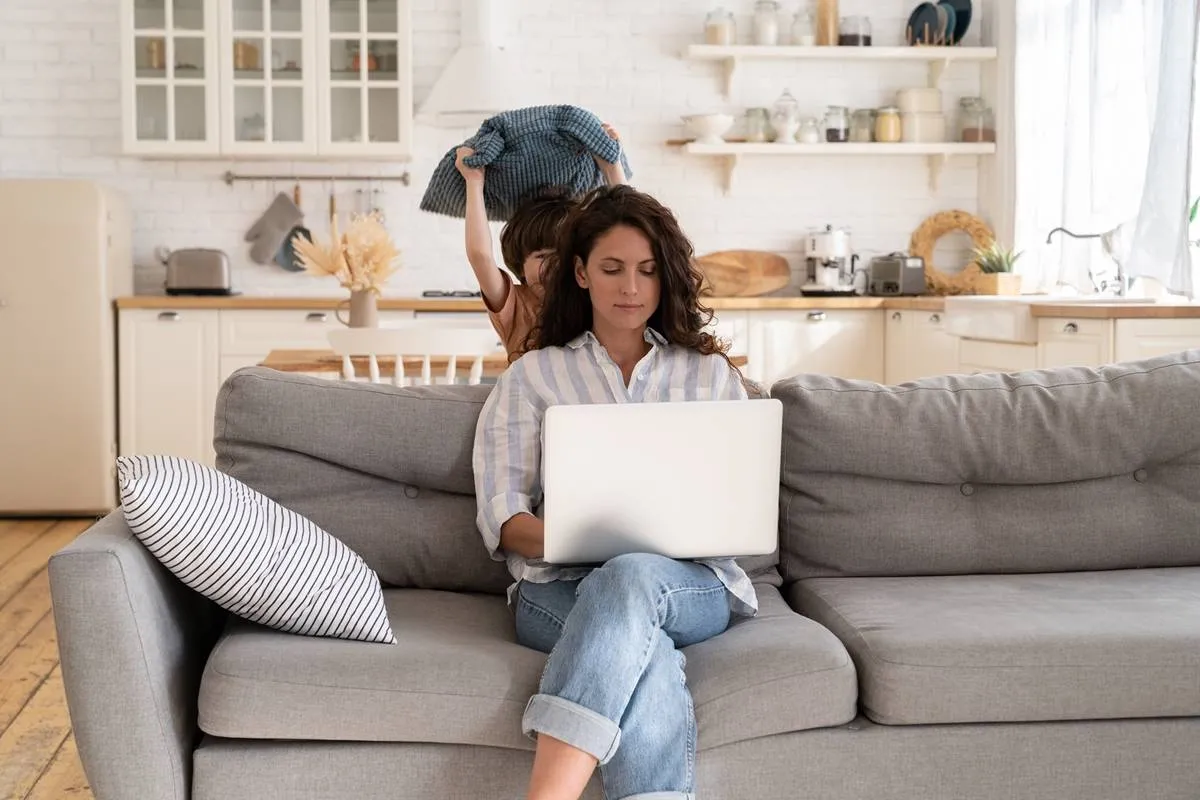 صورة لطفل يمارس سلوكيات تزعج الأم