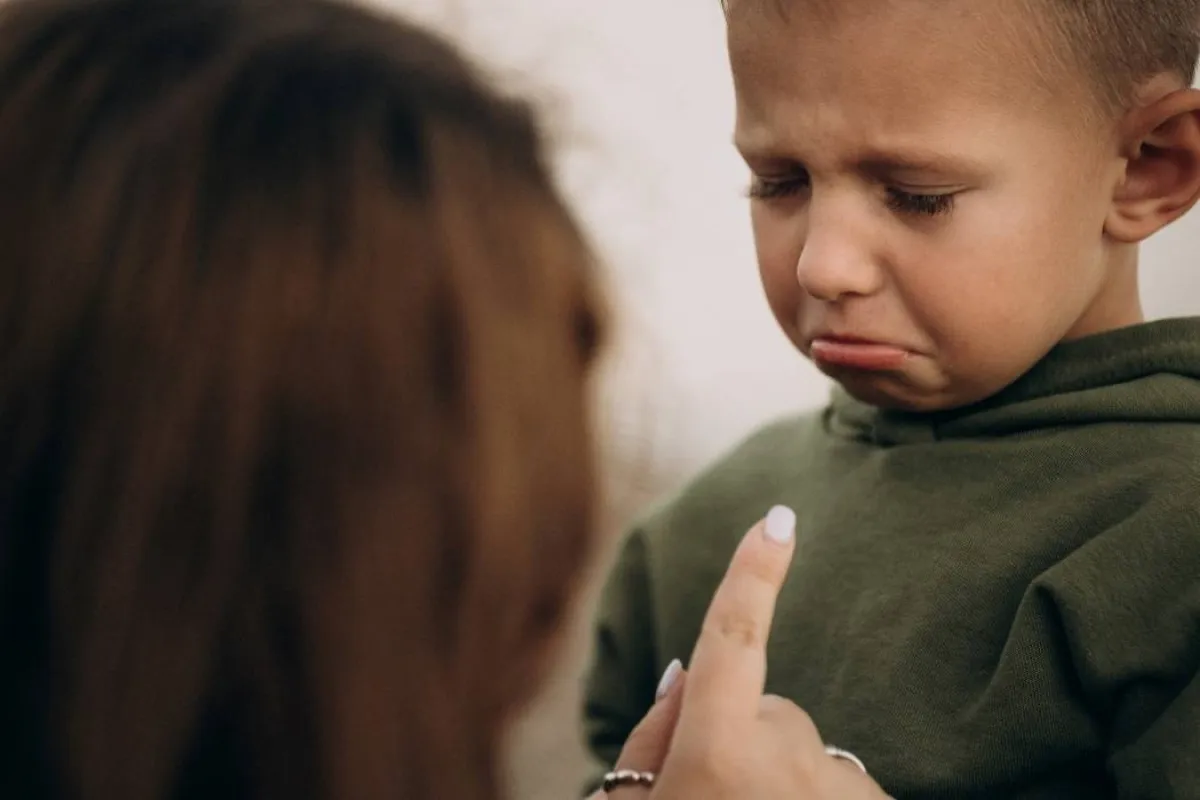 صورة لأم تعدل سلوك طفلها المشاغب بالعنف