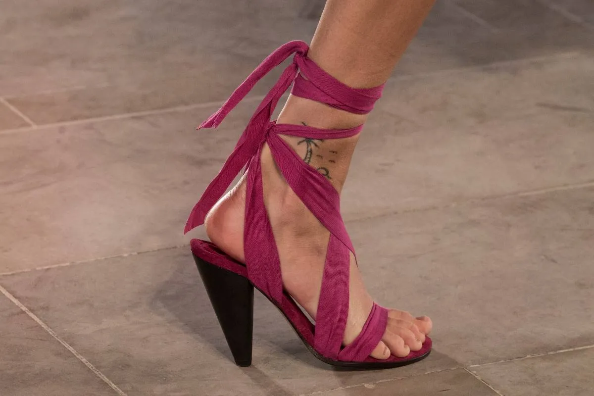 موديلات صنادل كعب باللّون الزهري